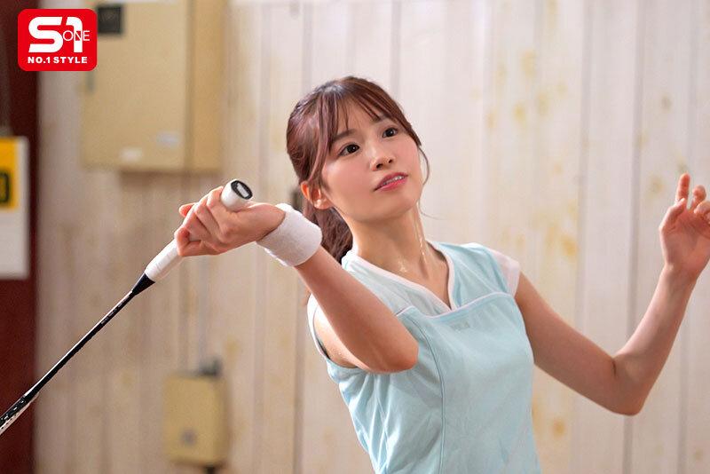 「先生のラケットが欲しいの」 バドミントン部のこんな可愛い教え子にこんなエロい求愛されたら…いくら教師の私でも手を出してしまう 未歩なな